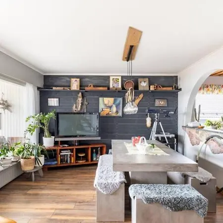 シャレー Big 4 Bedroom House With Sauna By The Sea