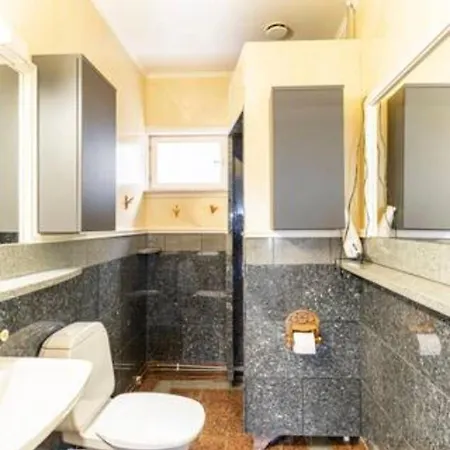 Big 4 Bedroom House With Sauna By The Sea Horská chata *